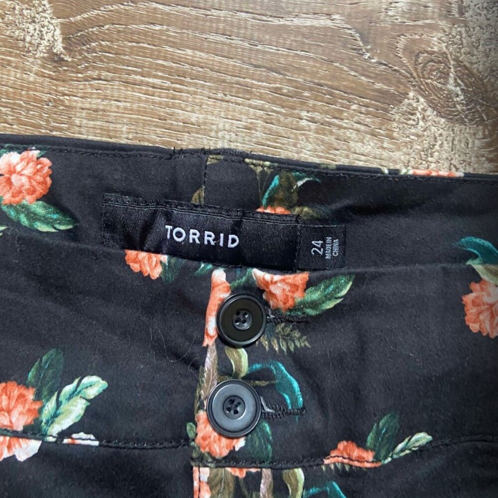 Torrid size 24 Black floral Denim Shorts - Picture 3 of 3